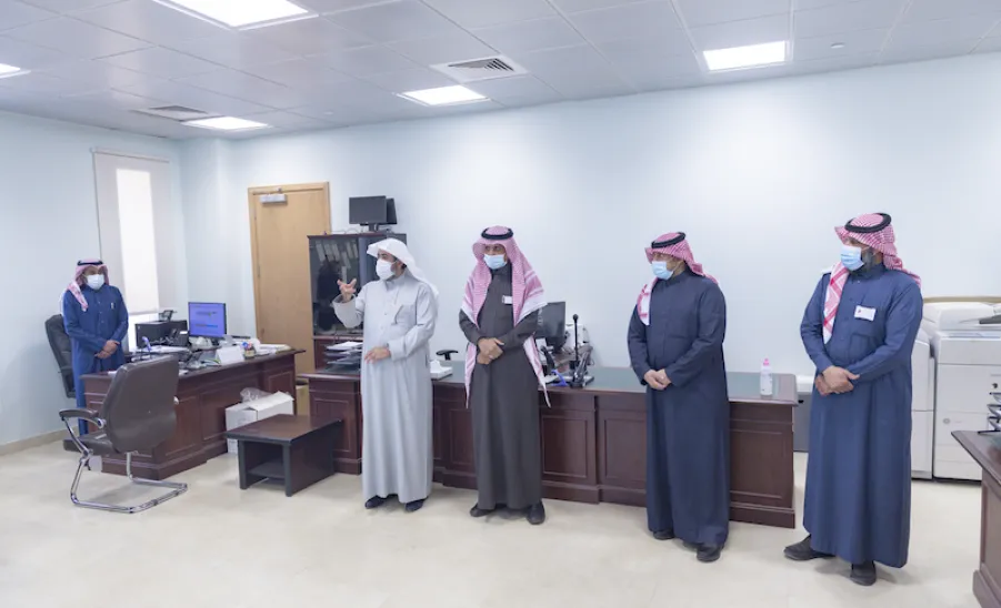 لتهنئتهم على النجاح والتميز في تنفيذ العديد من الإجراءات المالية والإدارية : وكيل الجامعة يزور الادارة العامة للشؤون الإدارية والمالية - الجامعة 