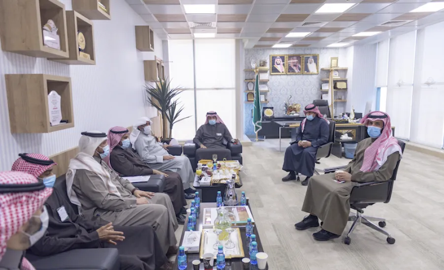 لتهنئتهم على النجاح والتميز في تنفيذ العديد من الإجراءات المالية والإدارية : وكيل الجامعة يزور الادارة العامة للشؤون الإدارية والمالية - الجامعة