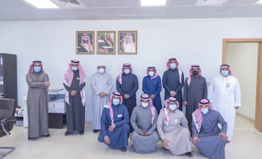 لتهنئتهم على النجاح والتميز في تنفيذ العديد من الإجراءات المالية والإدارية : وكيل الجامعة يزور الادارة العامة للشؤون الإدارية والمالية - الجامعة 