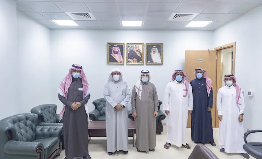 لتهنئتهم على النجاح والتميز في تنفيذ العديد من الإجراءات المالية والإدارية : وكيل الجامعة يزور الادارة العامة للشؤون الإدارية والمالية - الجامعة 