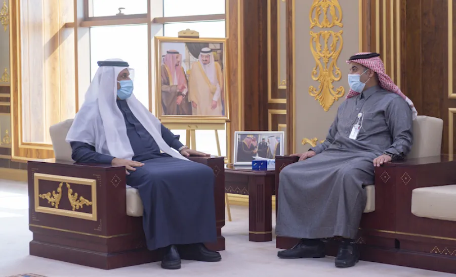 للتباحث في أوجه التعاون المشترك لتطوير الجودة في الخدمات الصحية :             معالي رئيس الجامعة يستقبل مدير مستشفى الملك خالد بمحافظة المجمعة - الجامعة