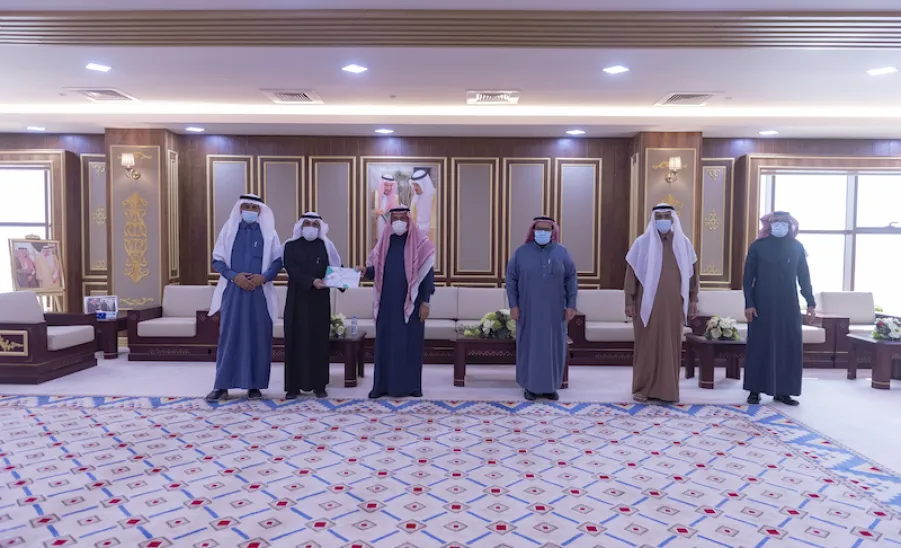 معالي رئيس الجامعة يلتقي أعضاء مجلس إدارة نادي أصدقاء نزاهة الجامعي   ويطلع على نسخة من تقرير النادي للفصل الدراسي الأول - الجامعة