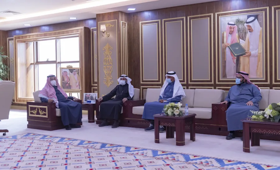 معالي رئيس الجامعة يلتقي أعضاء مجلس إدارة نادي أصدقاء نزاهة الجامعي   ويطلع على نسخة من تقرير النادي للفصل الدراسي الأول - الجامعة