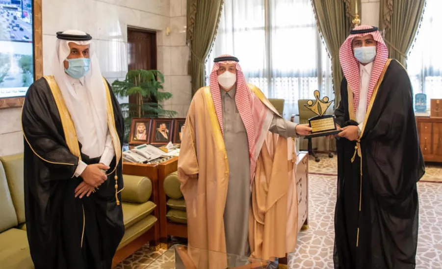 أمير منطقة الرياض يكرم الفائزين بجائزة جامعة المجمعة لخدمة المجتمع والبالغ عدد جوائزها (21)جائزة وتنافس خلالها (382) مبادرة مجتمعية. - الجامعة