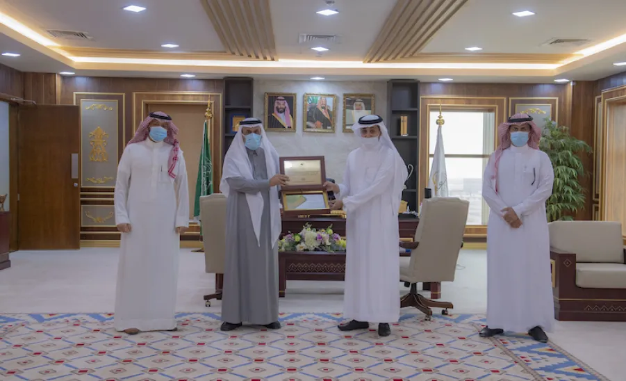 معالي رئيس الجامعة يتسلم تقرير إنجازات عمادة تقنية المعلومات - معالي رئيس الجامعة 