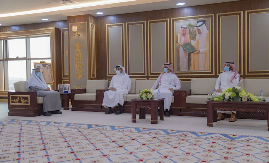 معالي رئيس الجامعة يتسلم تقرير إنجازات عمادة تقنية المعلومات - معالي رئيس الجامعة 