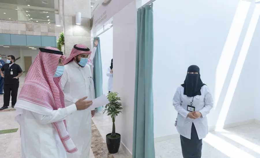 معالي رئيس الجامعة يفتتح مركز لقاحات كورونا الخاص بمنسوبي الجامعة وذويهم - الجامعة