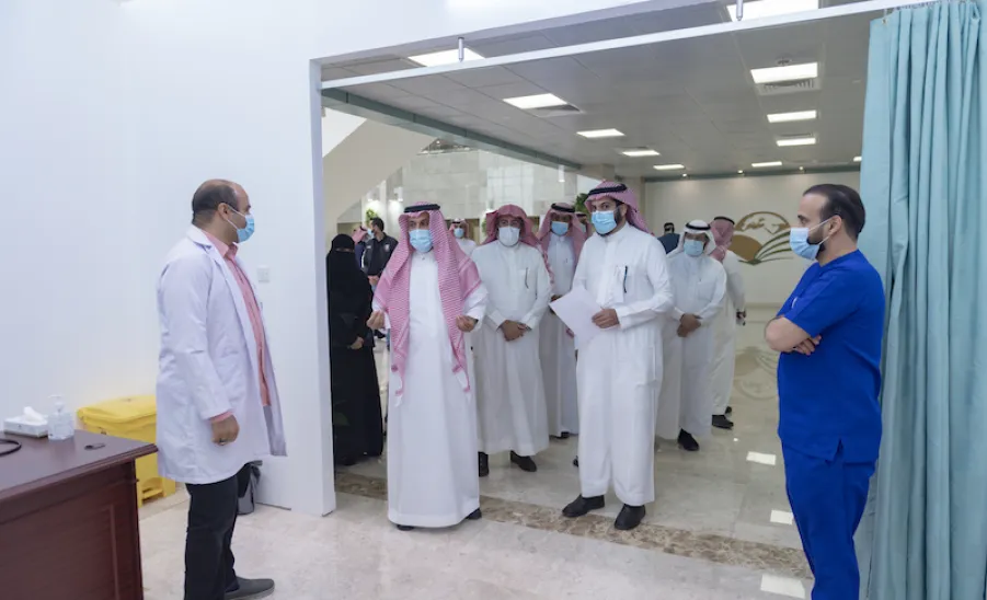 معالي رئيس الجامعة يفتتح مركز لقاحات كورونا الخاص بمنسوبي الجامعة وذويهم - الجامعة