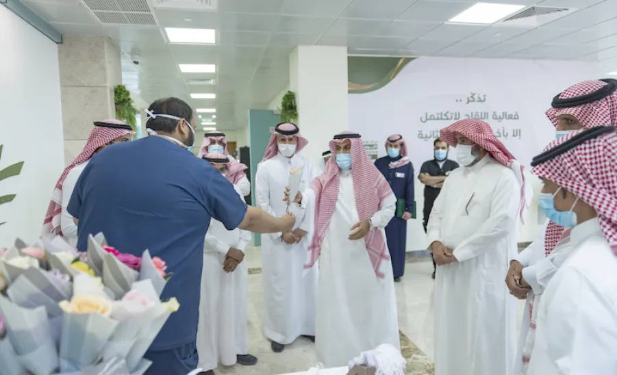 معالي رئيس الجامعة يفتتح مركز لقاحات كورونا الخاص بمنسوبي الجامعة وذويهم - الجامعة