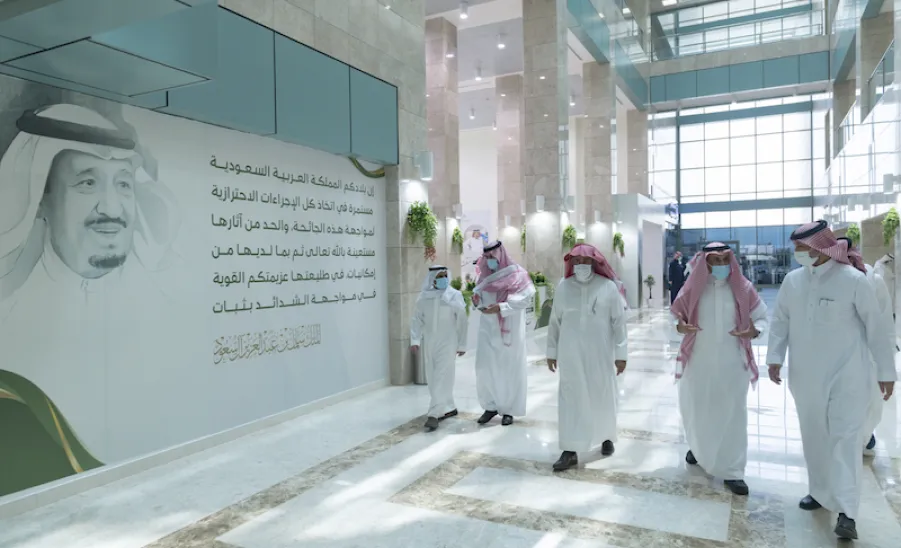 معالي رئيس الجامعة يفتتح مركز لقاحات كورونا الخاص بمنسوبي الجامعة وذويهم - الجامعة