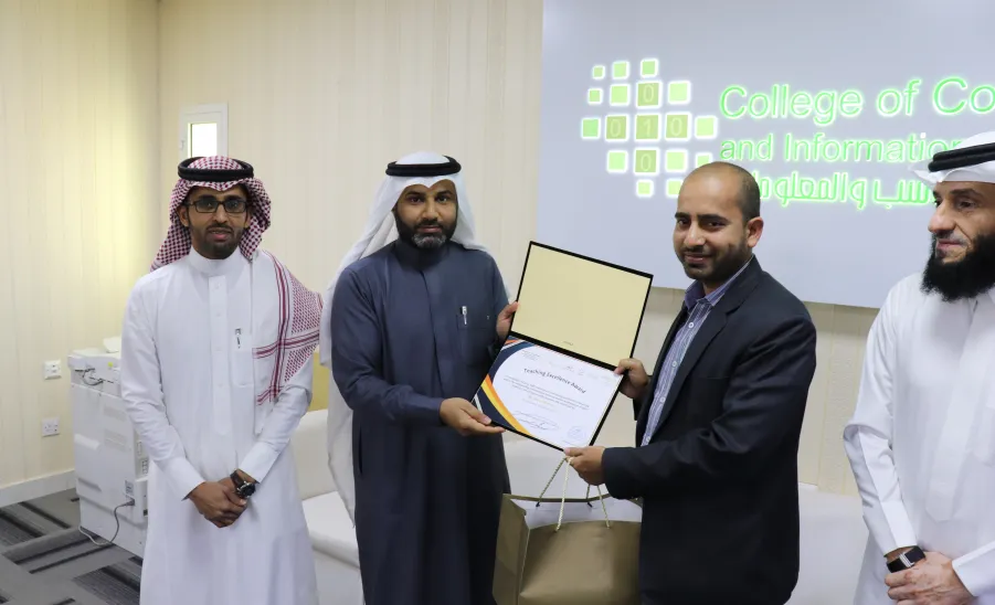 كلية علوم الحاسب والمعلومات CCIS منسوبيها من أعضاء هيئة التدريس الذين حققوا التميز في مجاليالتدريس والبحث العلمي، والتميز في مجال العمل الإداري من الهيئة الإدارية -  4