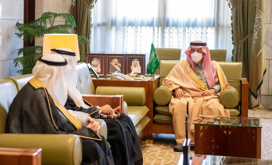 أمير منطقة الرياض يكرم الفائزين بجائزة جامعة المجمعة لخدمة المجتمع والبالغ عدد جوائزها (21)جائزة وتنافس خلالها (382) مبادرة مجتمعية. - الجامعة
