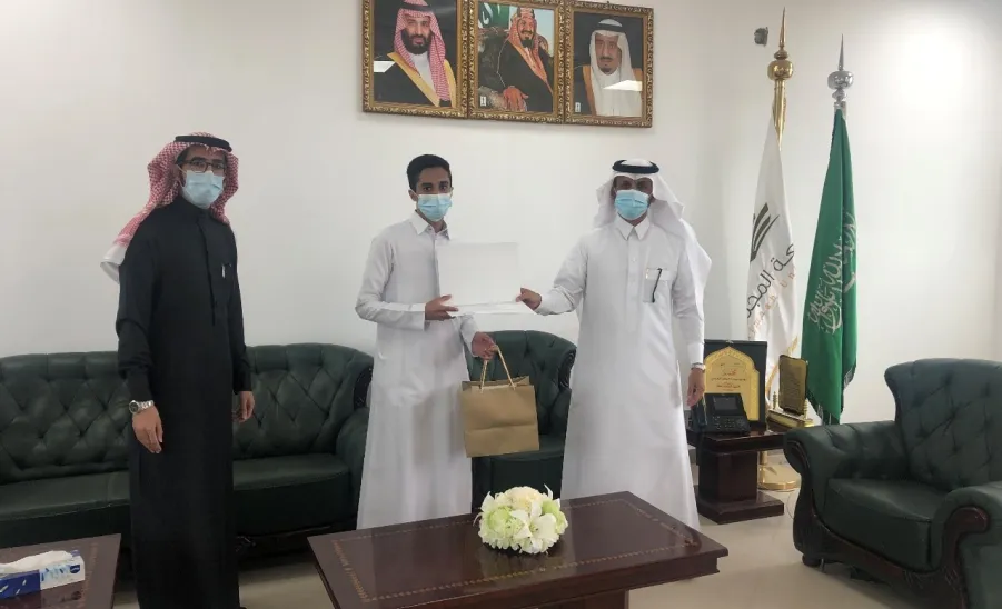 تكريم عميد الكلية للطلاب المشاركين في الدورات التدريبية - تكريم عميد الكلية للطلاب المشاركين في الدورات التدريبية