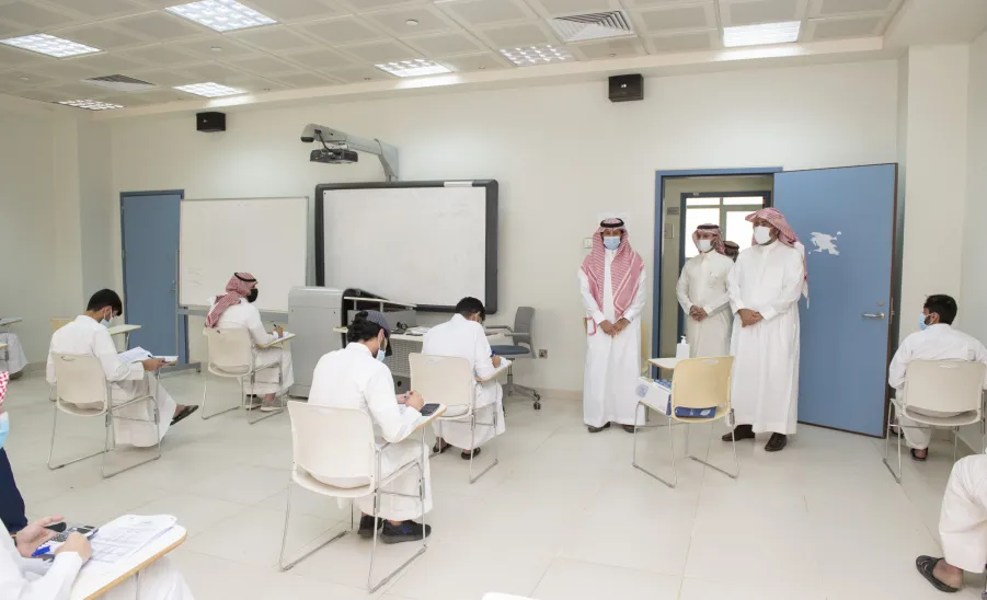 بهدف الاطمئنان على جاهزية مقرات الاختبارات :  وكلاء الجامعة يقومون بجولة تفقدية لعدد من كليات الجامعة   - ]U,M