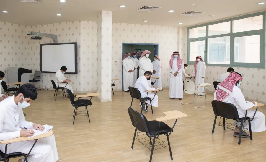 بهدف الاطمئنان على جاهزية مقرات الاختبارات :  وكلاء الجامعة يقومون بجولة تفقدية لعدد من كليات الجامعة   - ]U,M