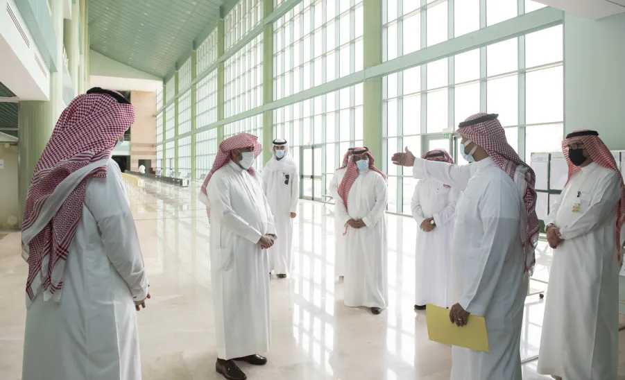بهدف الاطمئنان على جاهزية مقرات الاختبارات :  وكلاء الجامعة يقومون بجولة تفقدية لعدد من كليات الجامعة   - ]U,M