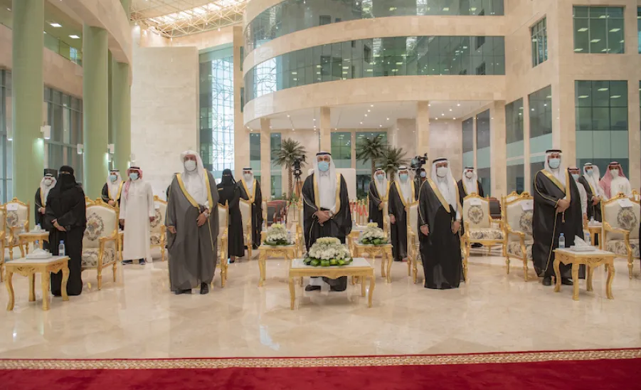 برعاية صاحب السمو الملكي الأمير فيصل بن بندر أمير منطقة الرياض :  الجامعة تقيم حفل تخريج الدفعة الحادية عشرة والثانية عشرة من طلابها - الجامعة