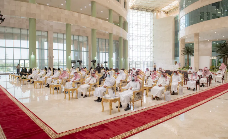 معالي رئيس الجامعة يكرم الفائزين في الملتقى الطلابي الثالث  - .