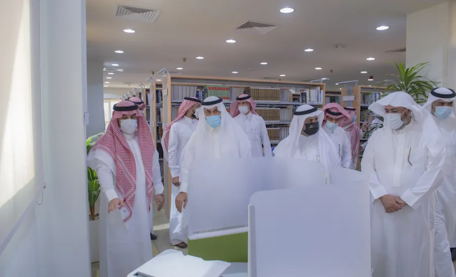 معالي رئيس الجامعة يفتتح توسعة المكتبة المركزية ويدشن مشروع المكتبات الذكية - ]U,M