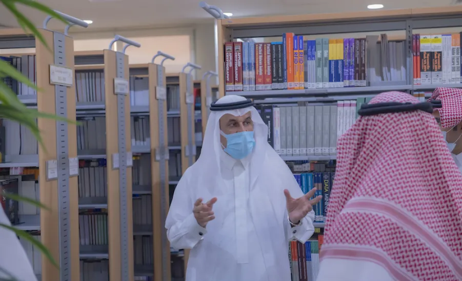 معالي رئيس الجامعة يفتتح توسعة المكتبة المركزية ويدشن مشروع المكتبات الذكية - ]U,M