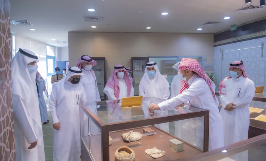 معالي رئيس الجامعة يفتتح توسعة المكتبة المركزية ويدشن مشروع المكتبات الذكية - ]U,M
