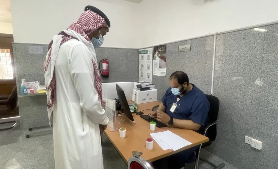 الخدمات الطبية المتنقلة تنفذ مبادرة حملة تطعيم لقاح فايروس كورونا لعدد من المراكز - ]U,M