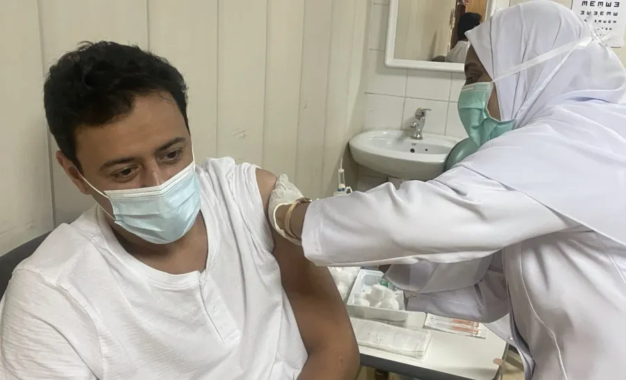 الخدمات الطبية المتنقلة تنفذ مبادرة حملة تطعيم لقاح فايروس كورونا لعدد من المراكز - ]U,M