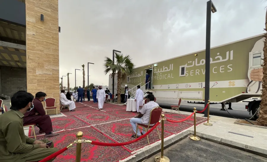 الخدمات الطبية المتنقلة تنفذ مبادرة حملة تطعيم لقاح فايروس كورونا لعدد من المراكز - ]U,M