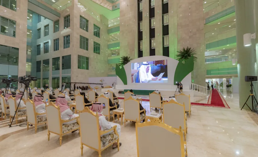 برعاية صاحب السمو الملكي الأمير فيصل بن بندر أمير منطقة الرياض :  الجامعة تقيم حفل تخريج الدفعة الحادية عشرة والثانية عشرة من طلابها - الجامعة