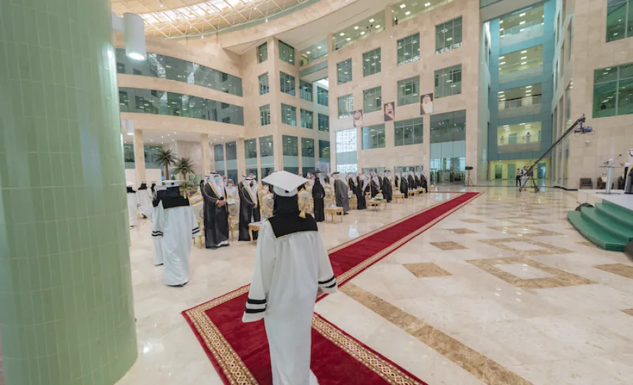 برعاية صاحب السمو الملكي الأمير فيصل بن بندر أمير منطقة الرياض : الجامعة تقيم حفل تخريج الدفعة الحادية عشرة والثانية عشرة من طلابها -  الجامعة