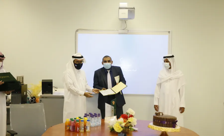 عميد خدمة المجتمع والتعليم المستمر يكرم أعضاء وحدة الجودة بالعمادة -  عميد خدمة المجتمع والتعليم المستمر يكرم أعضاء وحدة الجودة بالعمادة