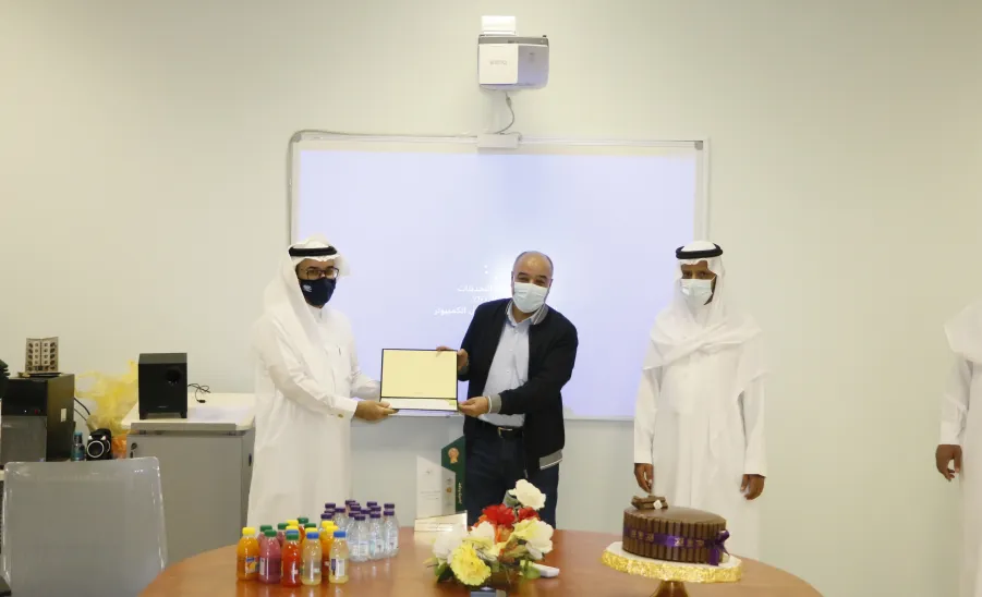عميد خدمة المجتمع والتعليم المستمر يكرم أعضاء وحدة الجودة بالعمادة -  عميد خدمة المجتمع والتعليم المستمر يكرم أعضاء وحدة الجودة بالعمادة