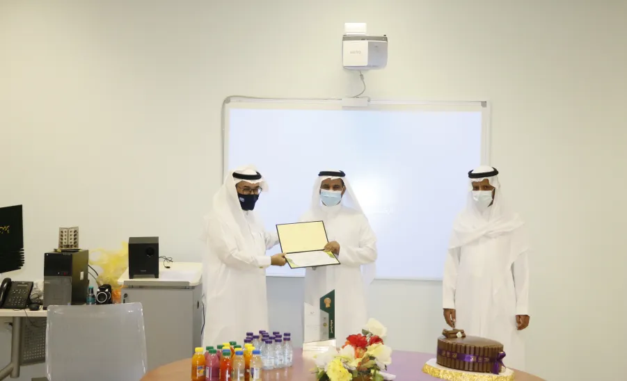 عميد خدمة المجتمع والتعليم المستمر يكرم أعضاء وحدة الجودة بالعمادة -  عميد خدمة المجتمع والتعليم المستمر يكرم أعضاء وحدة الجودة بالعمادة