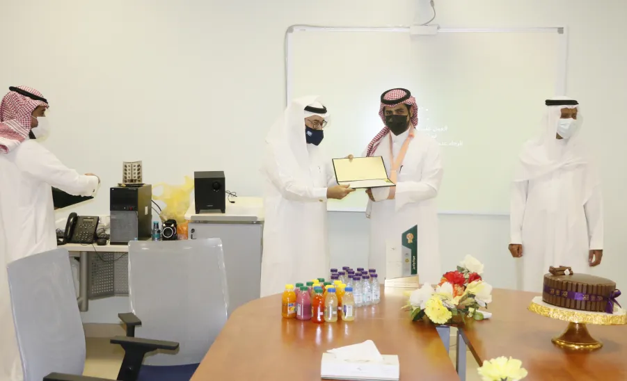 عميد خدمة المجتمع والتعليم المستمر يكرم أعضاء وحدة الجودة بالعمادة -  عميد خدمة المجتمع والتعليم المستمر يكرم أعضاء وحدة الجودة بالعمادة