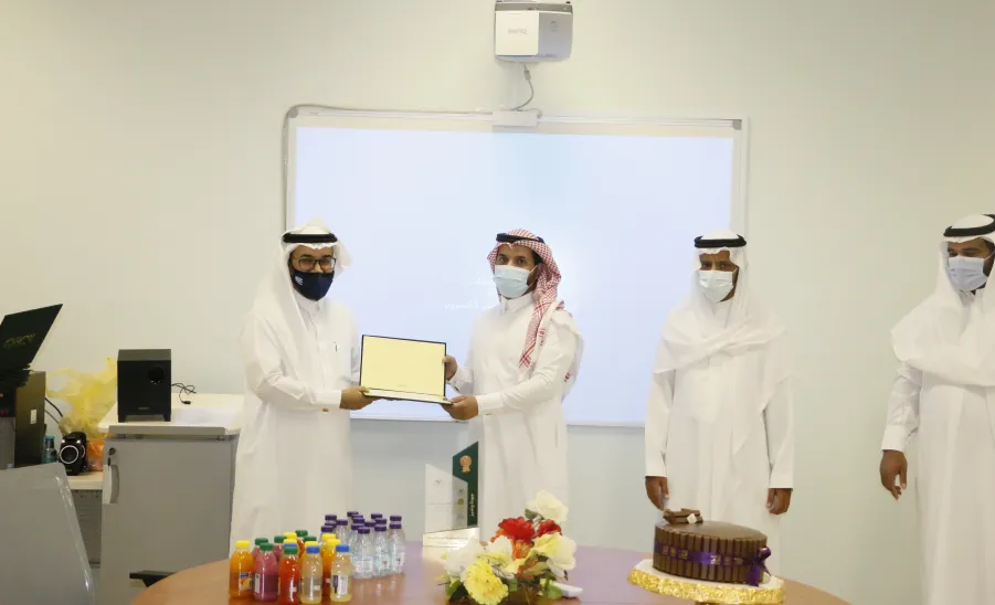 عميد خدمة المجتمع والتعليم المستمر يكرم أعضاء وحدة الجودة بالعمادة -  عميد خدمة المجتمع والتعليم المستمر يكرم أعضاء وحدة الجودة بالعمادة