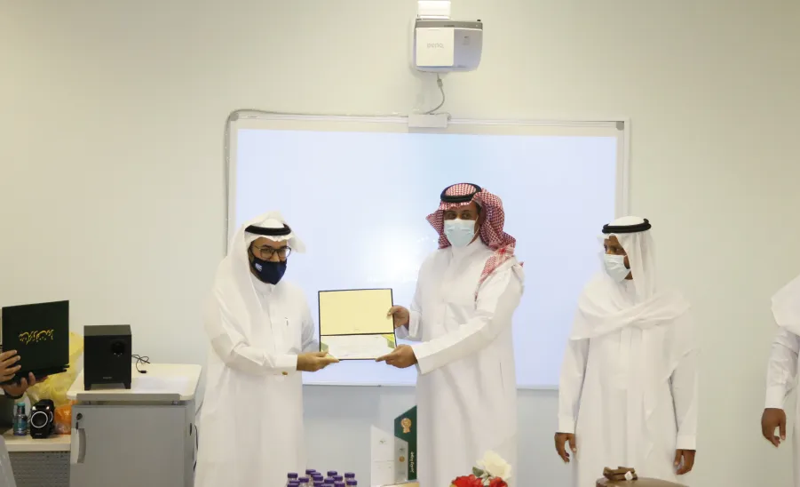 عميد خدمة المجتمع والتعليم المستمر يكرم أعضاء وحدة الجودة بالعمادة -  عميد خدمة المجتمع والتعليم المستمر يكرم أعضاء وحدة الجودة بالعمادة