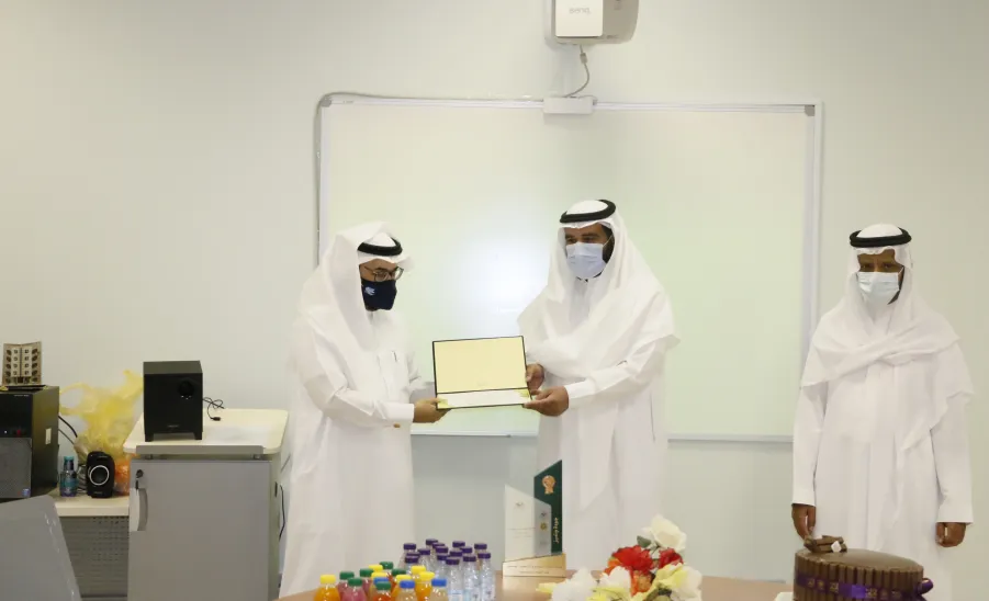 عميد خدمة المجتمع والتعليم المستمر يكرم أعضاء وحدة الجودة بالعمادة -  عميد خدمة المجتمع والتعليم المستمر يكرم أعضاء وحدة الجودة بالعمادة