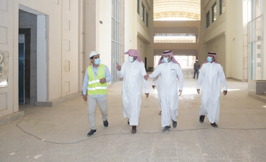 وكيل الجامعة يتفقد مراحل العمل في مشاريع ومرافق الجامعة بالمجمعة وحوطة سدير -  ]U,M