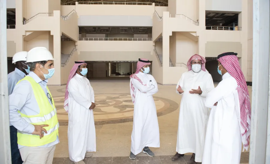 وكيل الجامعة يتفقد مراحل العمل في مشاريع ومرافق الجامعة بالمجمعة وحوطة سدير -  ]U,M