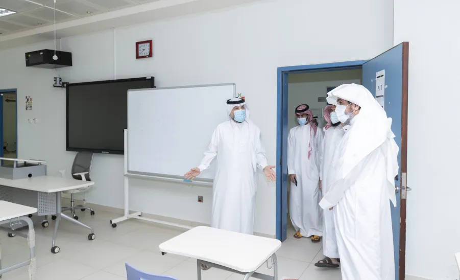 رئيس الجامعة بالإنابة يتفقد استعدادات الكليات بالمدينة الجامعية بالمجمعة - ]U,M