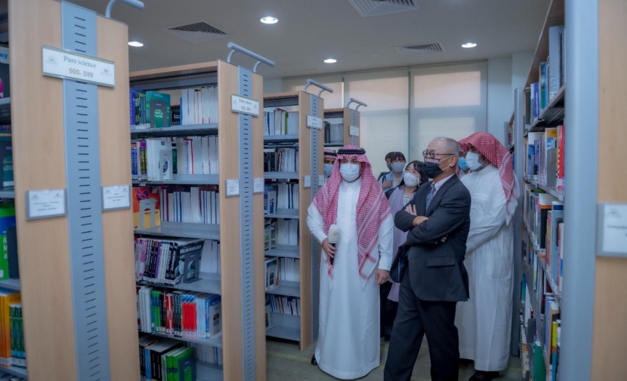 سعادة سفير دولة اليابان بالمملكة يزور المكتبة المركزية بعمادة شؤون المكتبات