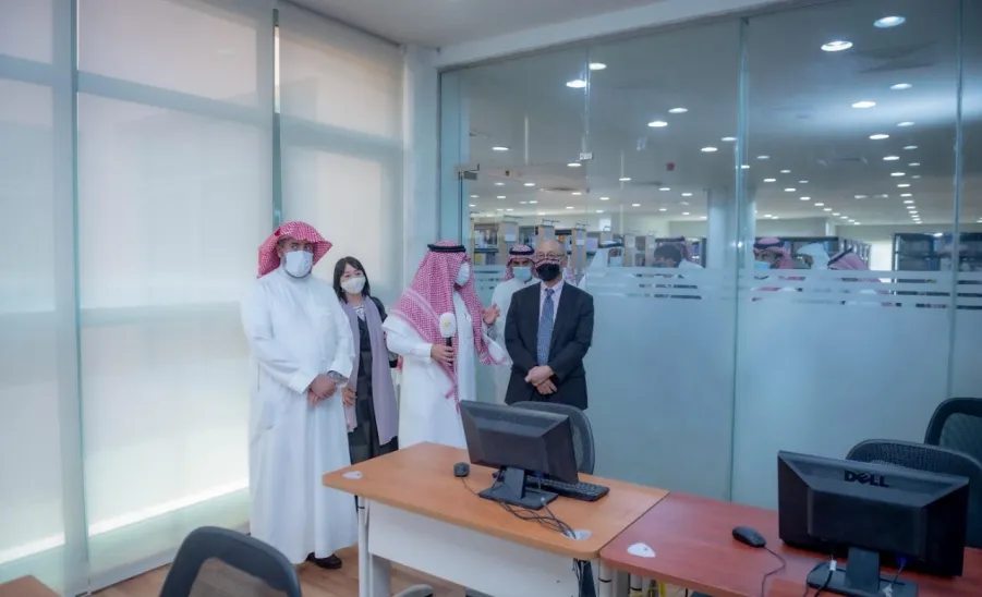 سعادة سفير دولة اليابان بالمملكة يزور المكتبة المركزية بعمادة شؤون المكتبات - سعادة سفير دولة اليابان بالمملكة يزور المكتبة المركزية بعمادة شؤون المكتبات