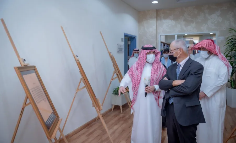 سعادة سفير دولة اليابان بالمملكة يزور المكتبة المركزية بعمادة شؤون المكتبات - سعادة سفير دولة اليابان بالمملكة يزور المكتبة المركزية بعمادة شؤون المكتبات