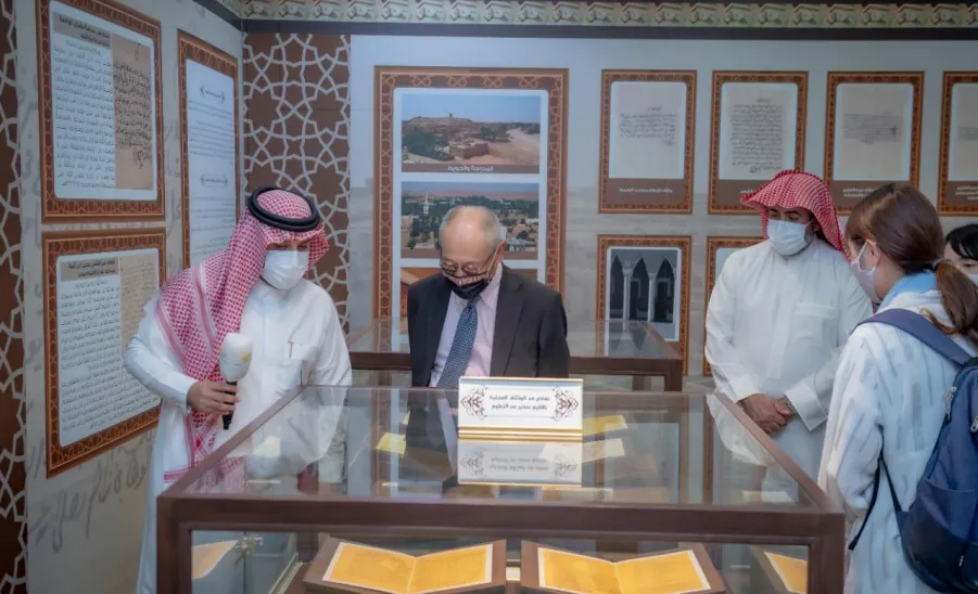 سعادة سفير دولة اليابان بالمملكة يزور المكتبة المركزية بعمادة شؤون المكتبات - سعادة سفير دولة اليابان بالمملكة يزور المكتبة المركزية بعمادة شؤون المكتبات