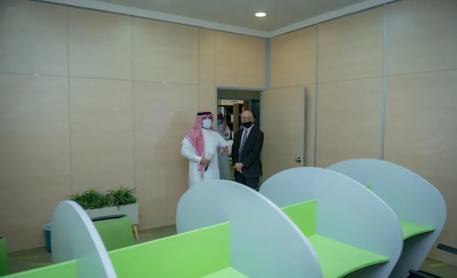 سعادة سفير دولة اليابان بالمملكة يزور المكتبة المركزية بعمادة شؤون المكتبات - سعادة سفير دولة اليابان بالمملكة يزور المكتبة المركزية بعمادة شؤون المكتبات