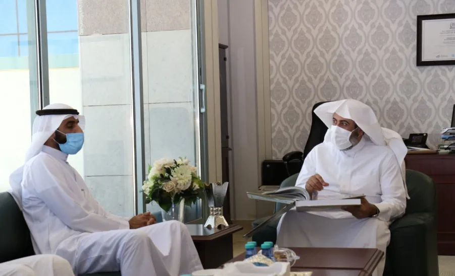 وكيل الجامعة يتسلم تقرير منجزات كلية التربية بالزلفي -  وكيل الجامعة يتسلم تقرير منجزات كلية التربية بالزلفي