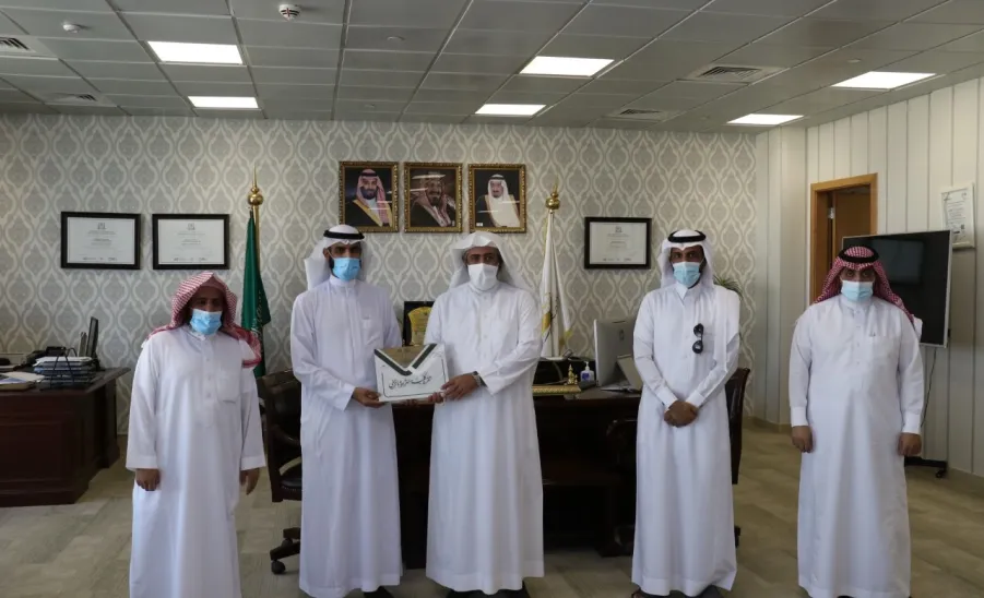 وكيل الجامعة يتسلم تقرير منجزات كلية التربية بالزلفي -  وكيل الجامعة يتسلم تقرير منجزات كلية التربية بالزلفي