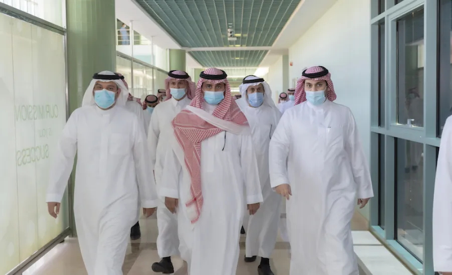رئيس الجامعة يزور كليتي الطب والعلوم الطبية التطبيقية  -  جامعة المجمعة
