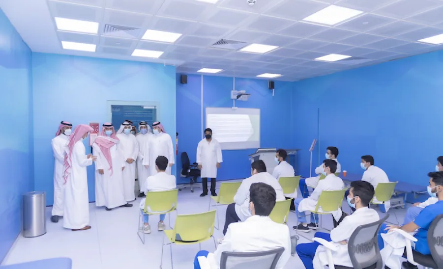 رئيس الجامعة يزور كليتي الطب والعلوم الطبية التطبيقية  -  جامعة المجمعة