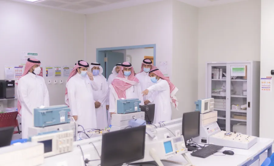 رئيس الجامعة يزور كليتي الطب والعلوم الطبية التطبيقية  -  جامعة المجمعة